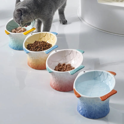 Ceramic fish-shape cat feeder shown at an angle, weighing approximately 543g